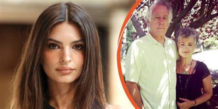 Emily Ratajkowski with her parents