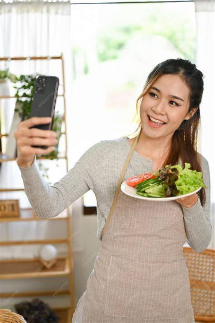 Herself / Herself - Guest / Herself - Lifestyle Expert