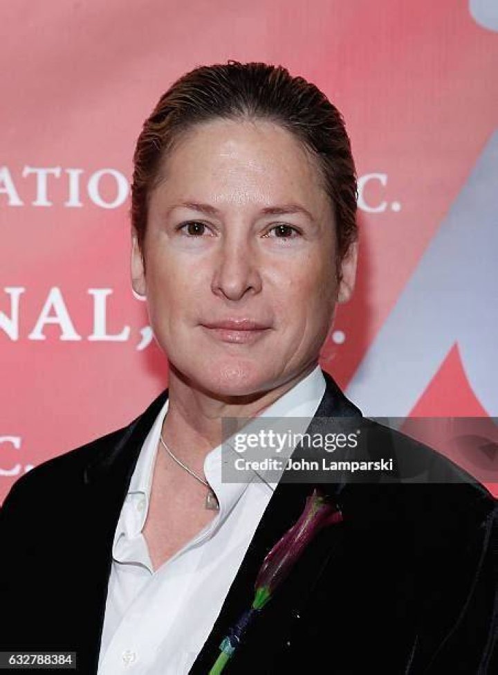 Holly Martin Riddle Net Worth