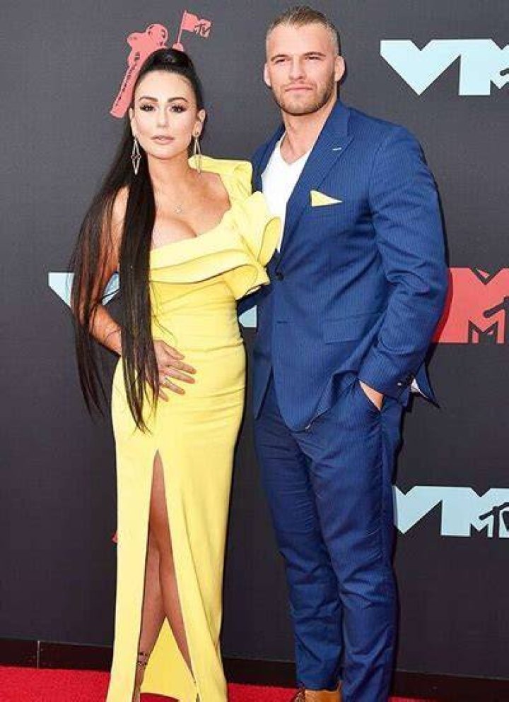 Image of Jenni Farley measurements height is 5 feet 7 inches