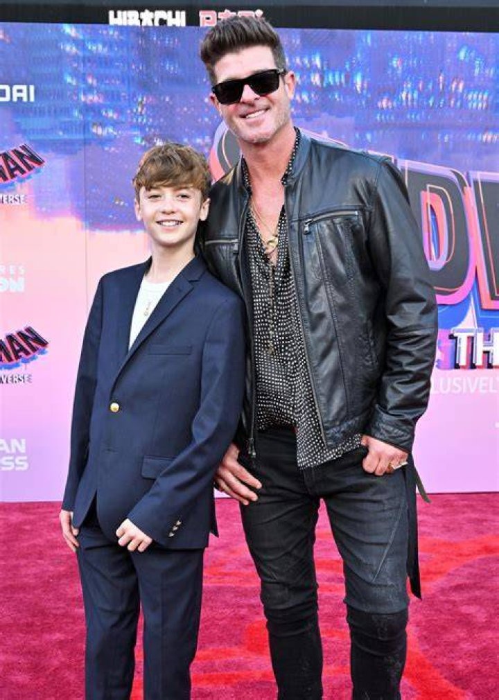 Young Robin Thicke with his father Young Robin Thicke with his father